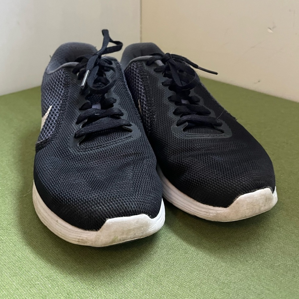 Nike Women’s Black & Gray Running Shoes with White Swoosh - Picture 2 of 8